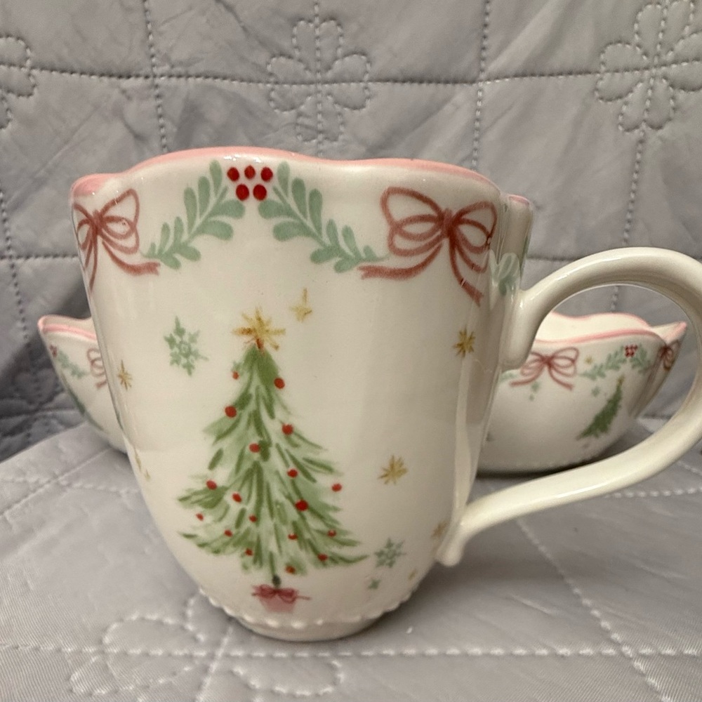 Festive Christmas Tree Mug & Christmas Tree & Bows Scalloped Dinner Bowls